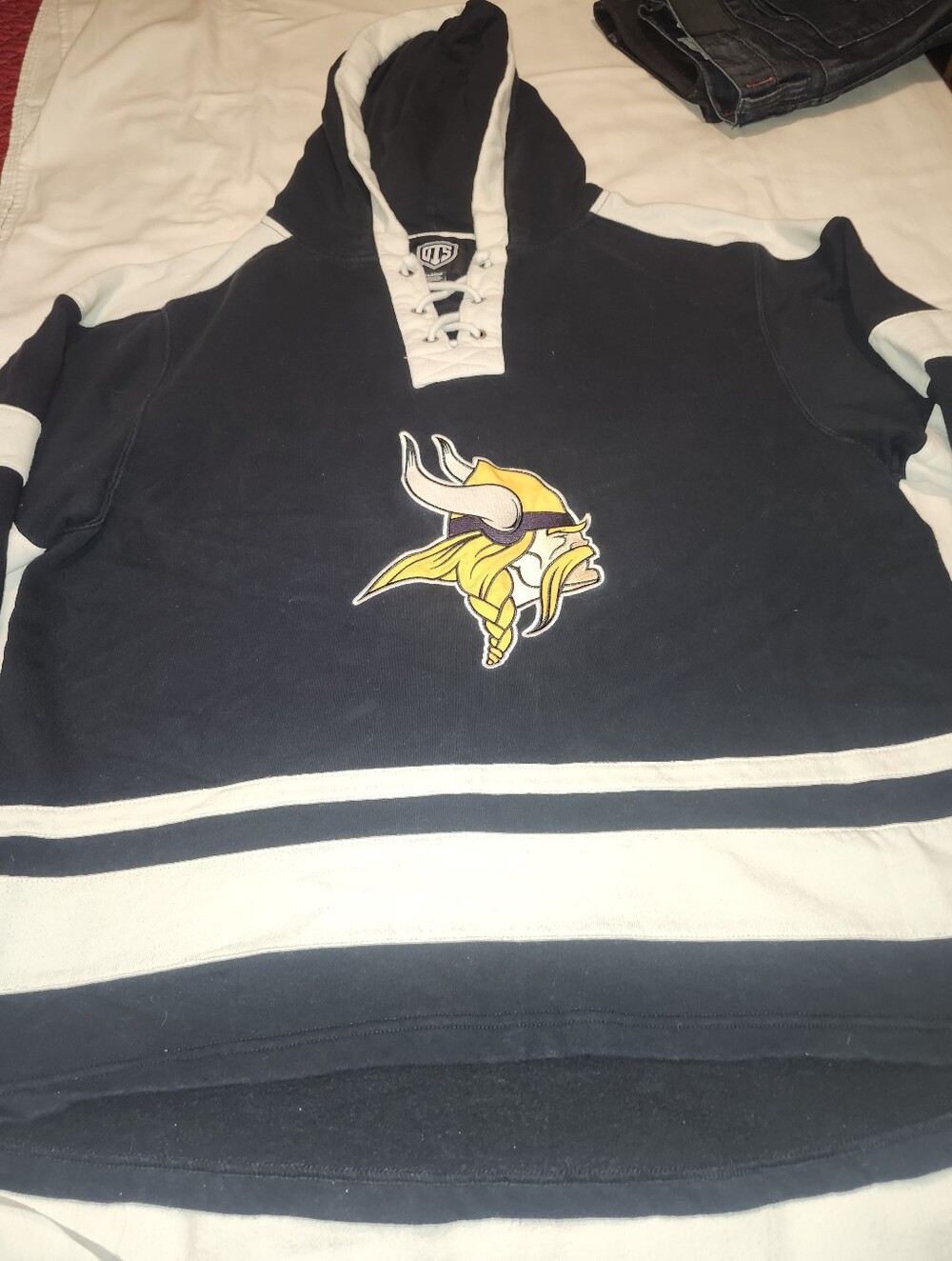 Vikings pull over sweater